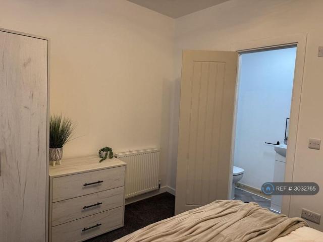 Room for rent in Heaton Park, Bury