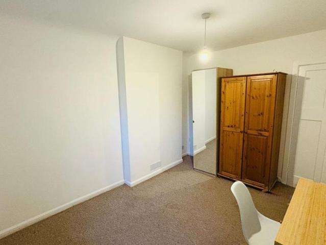 Room for rent in Berrylands, Greater London