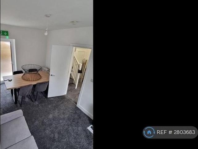 Room for rent in Guide Bridge, Greenheys