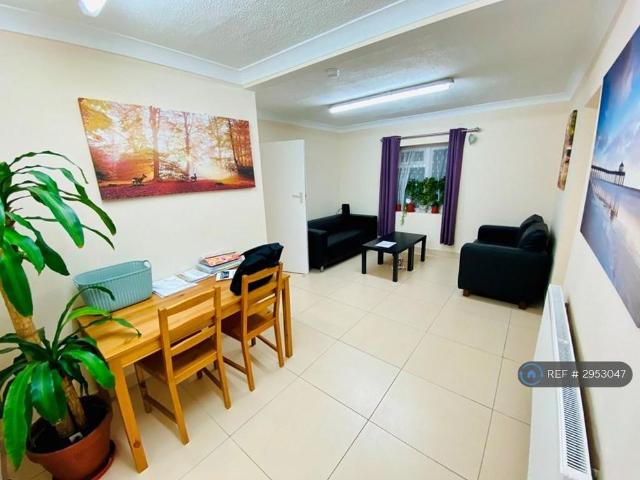 Room for rent in Lower Halliford, Surrey