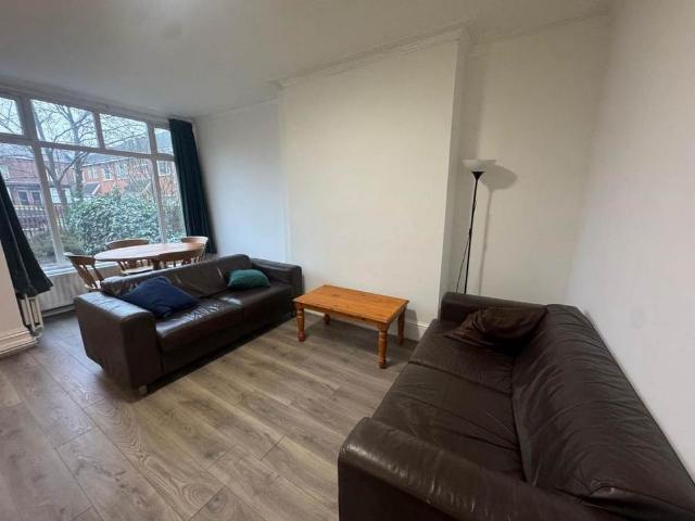 Room for rent in Burley, West Yorkshire