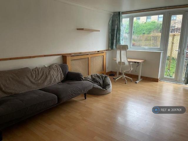 Room for rent in Bells Gardens Estate, Greater London