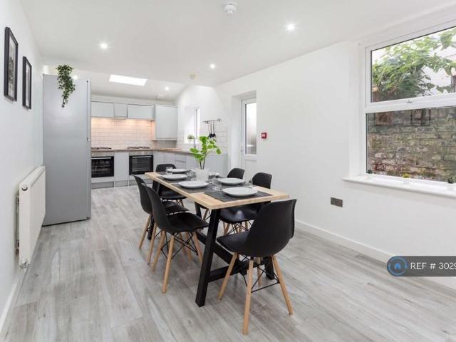 Room for rent in Fairfield, Calderstones