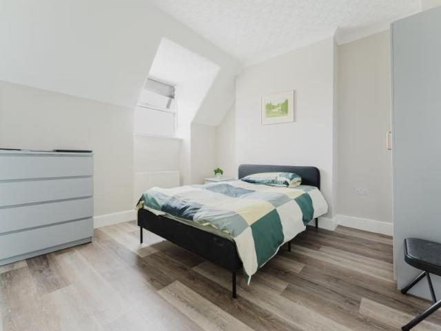 Room for rent in Brentham Garden Suburb, Greater London