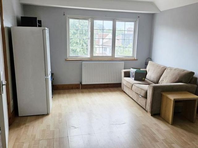 Room for rent in Bush Hill Park, Greater London