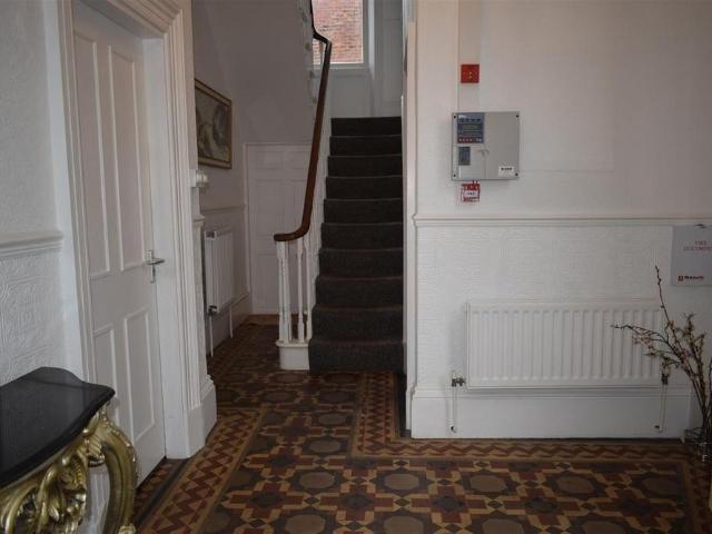 Room for rent in Pinders Heath, West Yorkshire