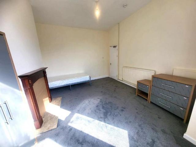 Room for rent in Goldthorn Hill, West Midlands