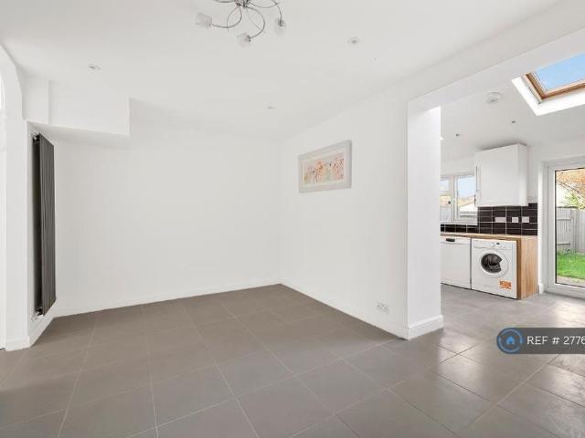 Room for rent in London Borough of Merton, Merton Park