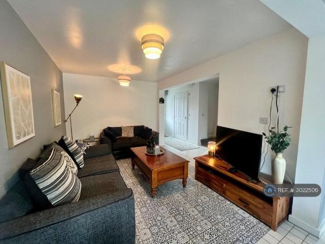 Room for rent in Thorpe-on-the-Hill, Leeds