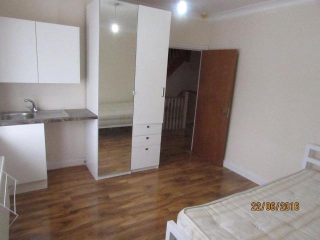 Room for rent in Newbury Park, Greater London