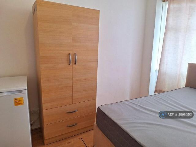 Room for rent in Loxford, Greater London