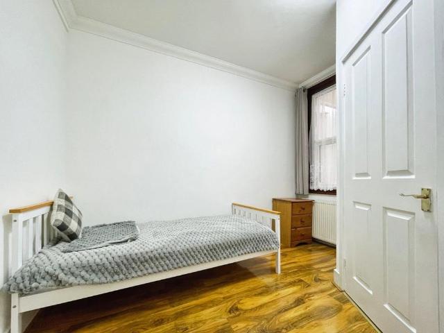 Room for rent in Plashet, Greater London