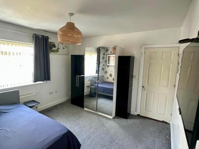 Room for rent in Rhodes, Burnedge