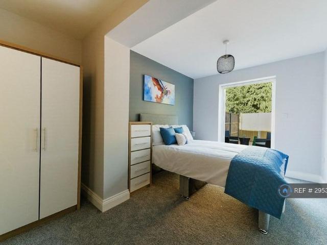 Room for rent in Birch Green, Lower Halliford