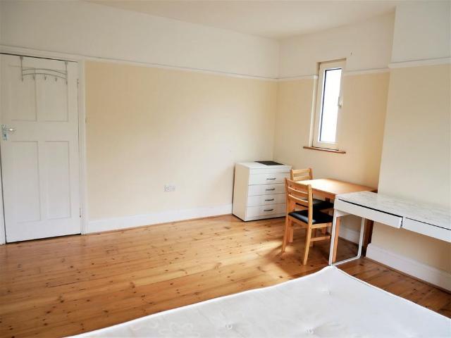 Room for rent in Vicarage Farm, Greater London