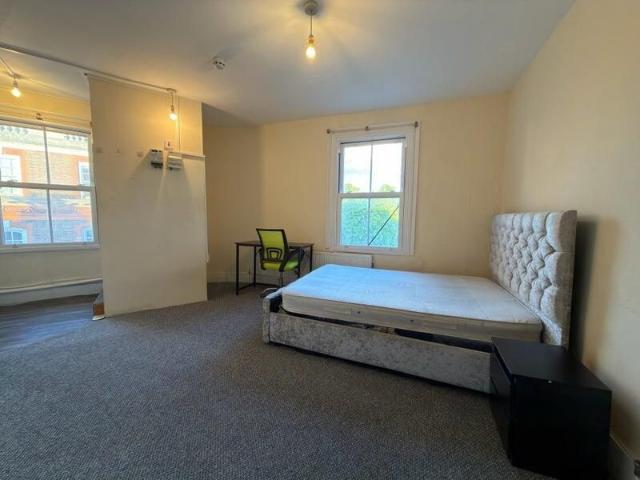 Room for rent in Lower Green Esher, Blackhills