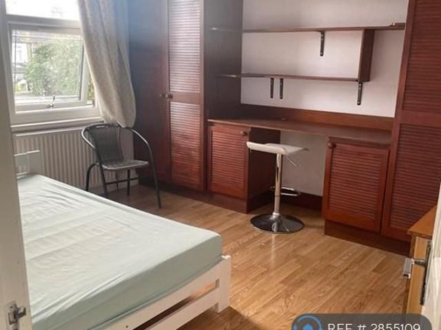 Room for rent in Newbury Park, Greater London