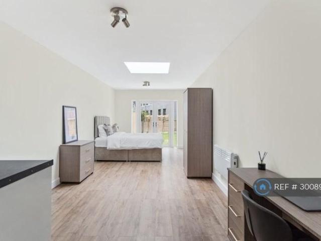 Room for rent in London Borough of Ealing, Perivale