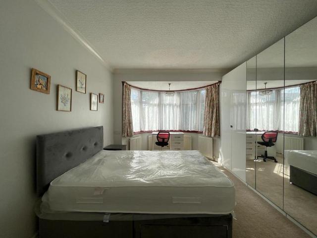Room for rent in Gould's Green, Greater London