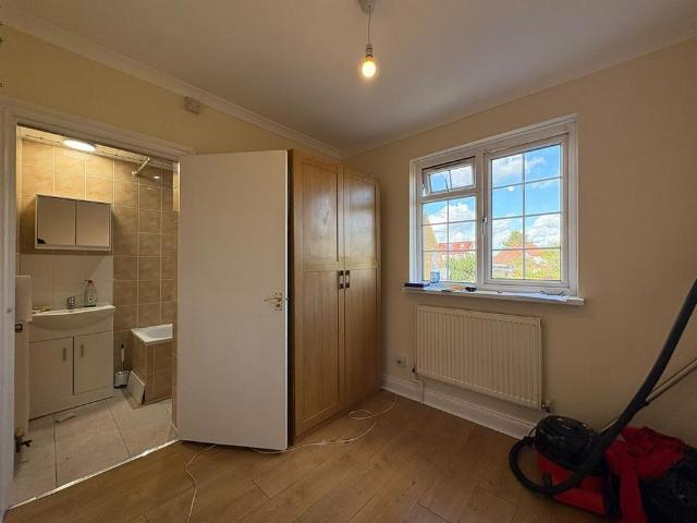 Room for rent in Lampton, Greater London
