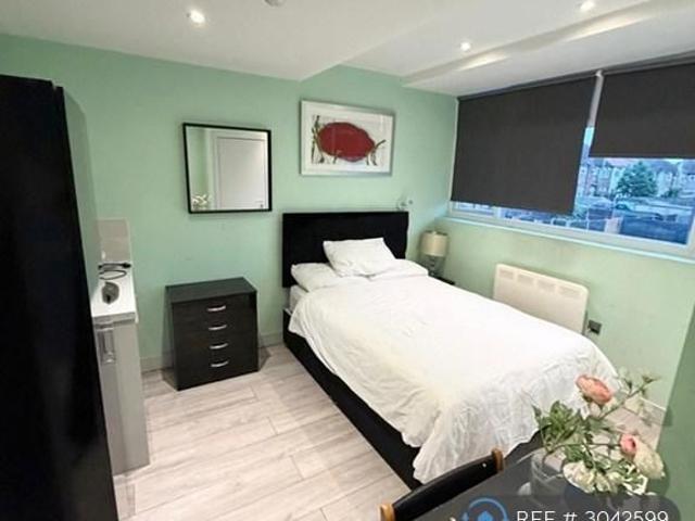 Room for rent in Hayes, Greater London