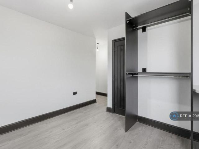 Room for rent in Red Hill, Surrey