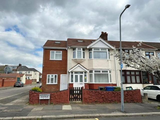 Room for rent in Newbury Park, Greater London