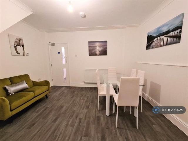 Room for rent in Ewens Farm, Golden Valley
