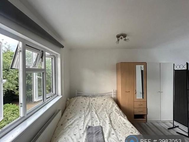 Room for rent in The Hale, Greater London