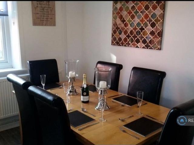 Room for rent in Buersil Head, Burnedge