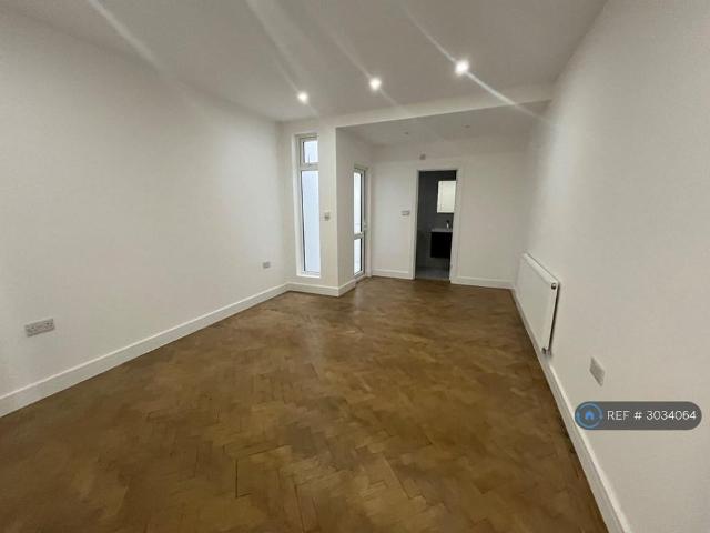 Room for rent in Lower Halliford, Surrey
