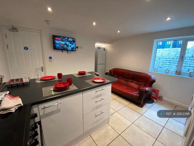 Room for rent in Guide Bridge, Greenheys