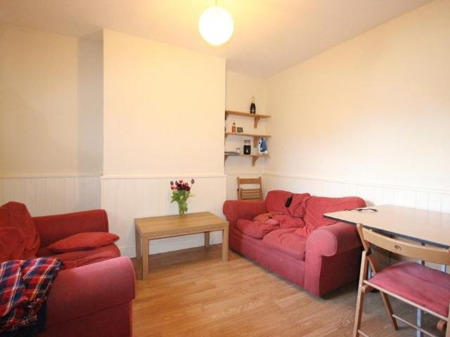 Room for rent in Robin Hood, The Slade