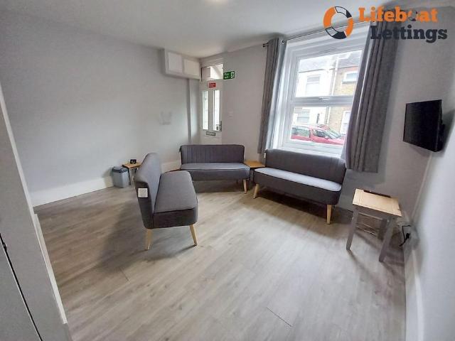 Room for rent in Clarendon, Ash