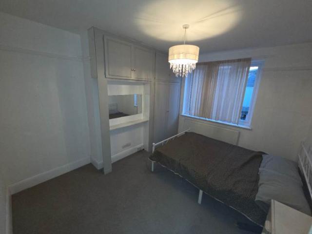 Room for rent in Newbury Park, Greater London