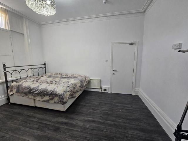 Room for rent in Burnedge, Greater Manchester