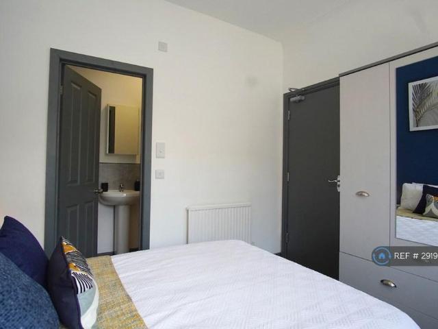 Room for rent in Barton upon Irwell, Salford
