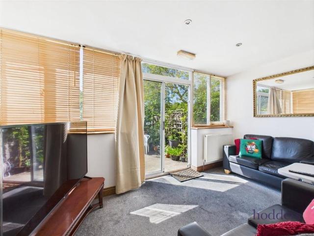 Room for rent in Row Town, Surrey