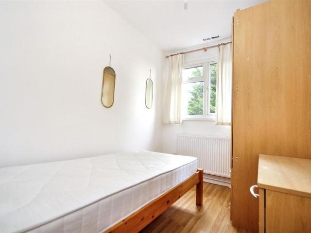 Room for rent in Westborough, Surrey