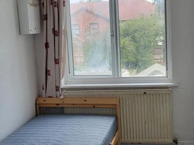 Room for rent in Lampton, Greater London