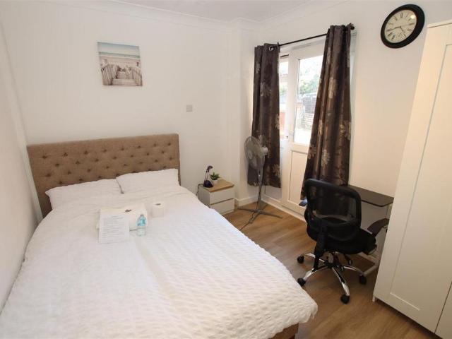 Room for rent in New Town, Monks Orchard