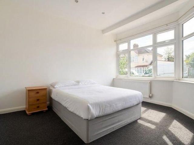 Room for rent in Fairlop, Greater London