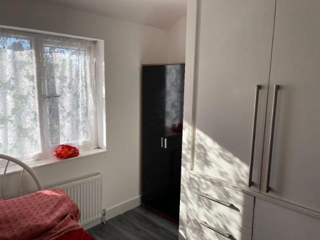 Room for rent in Ernesford Grange, West Midlands