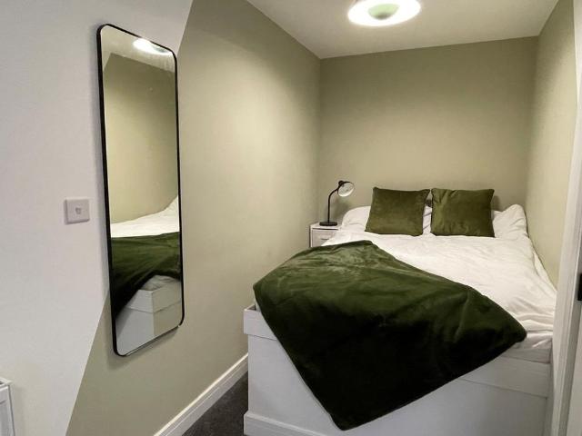 Room for rent in Berry Hill, Potters Corner