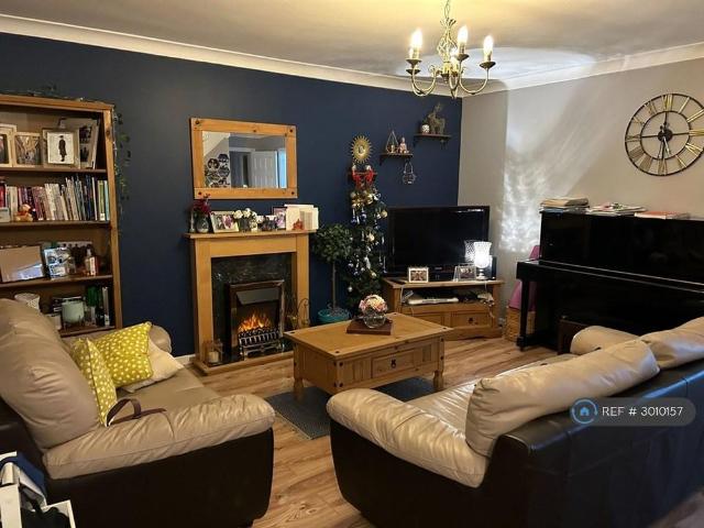 Room for rent in West End, Heol-las