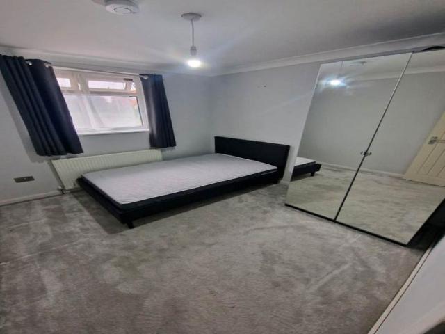 Room for rent in Falcon Lodge, Wales