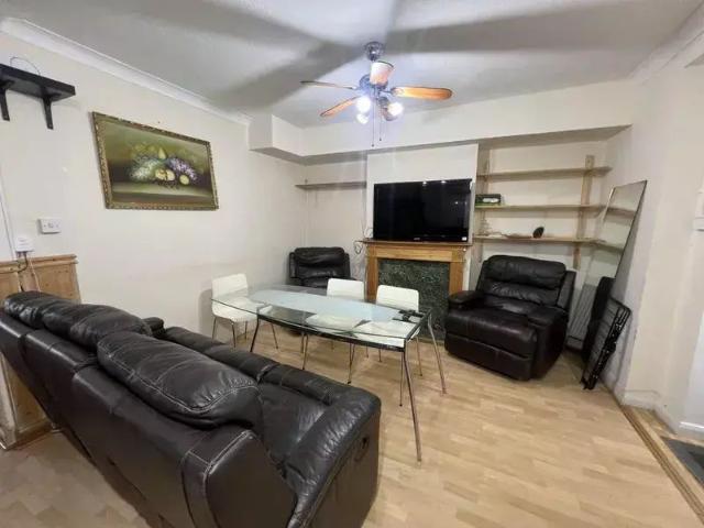 Room for rent in London Borough of Merton, Mitcham