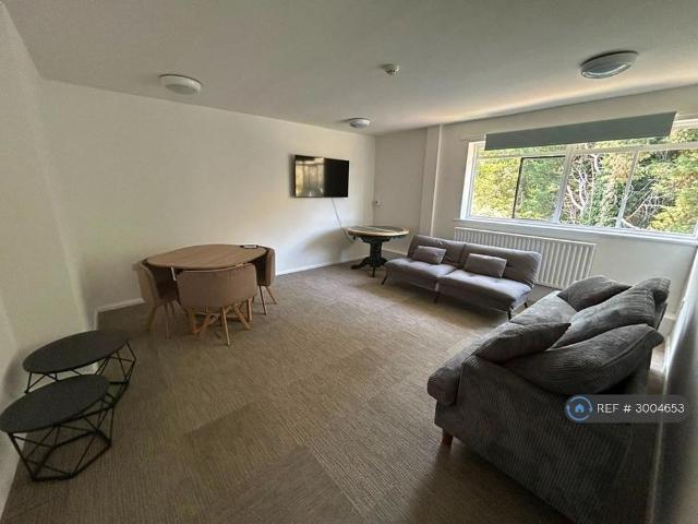 Room for rent in Lower Green Esher, Blackhills