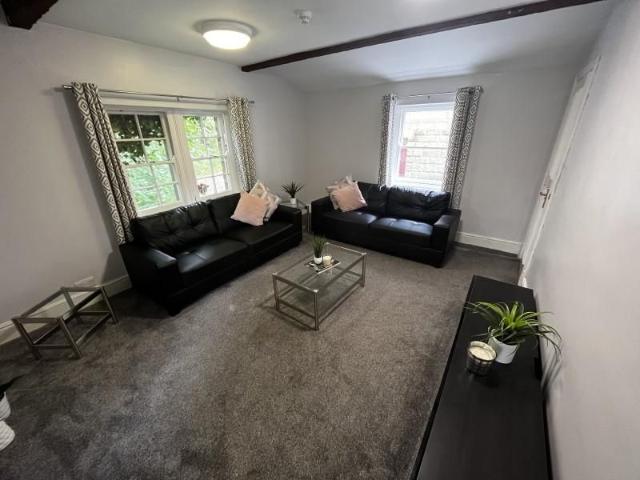 Room for rent in Hyde Park, West Yorkshire