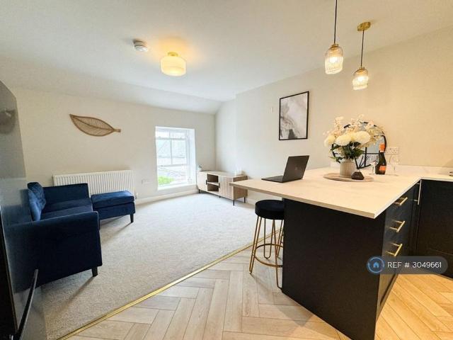 Room for rent in Charlesworth, East Midlands
